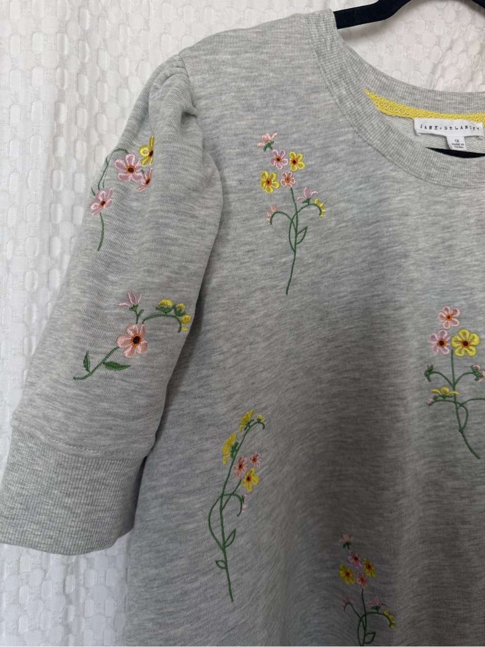 Jane + Delancey Floral Embroidered Puff Sleeve Sweatshirt Gray 1X NWOT - Picture 6 of 8